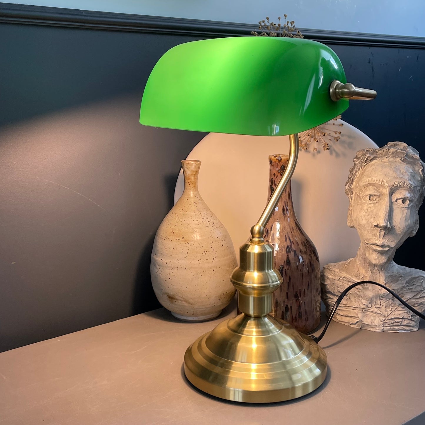 Lampe de bureau abat-jour en verre vert et pied en métal doré - Ref 1188