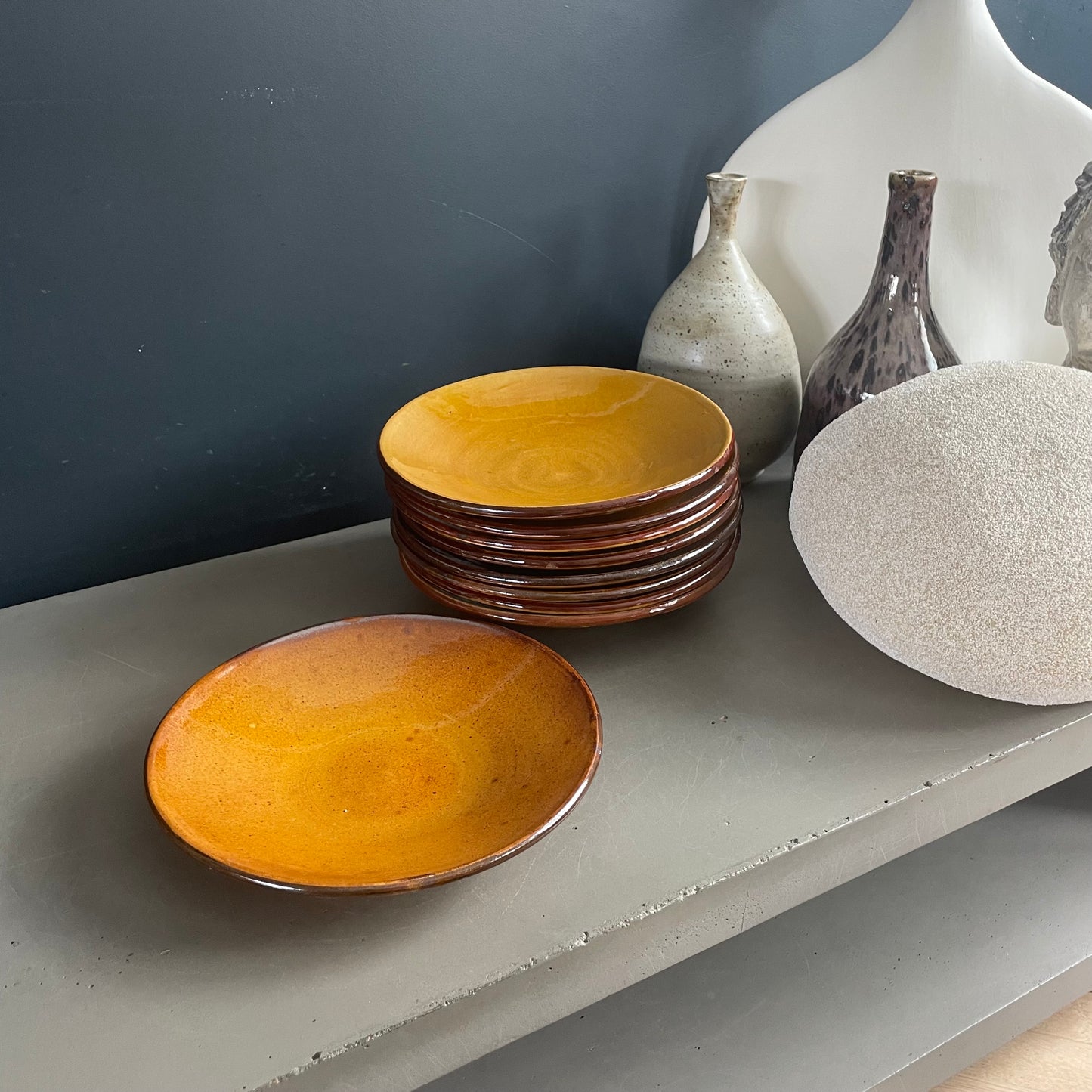 Lot de 9 assiettes en terre cuite moutarde - Ref 1053