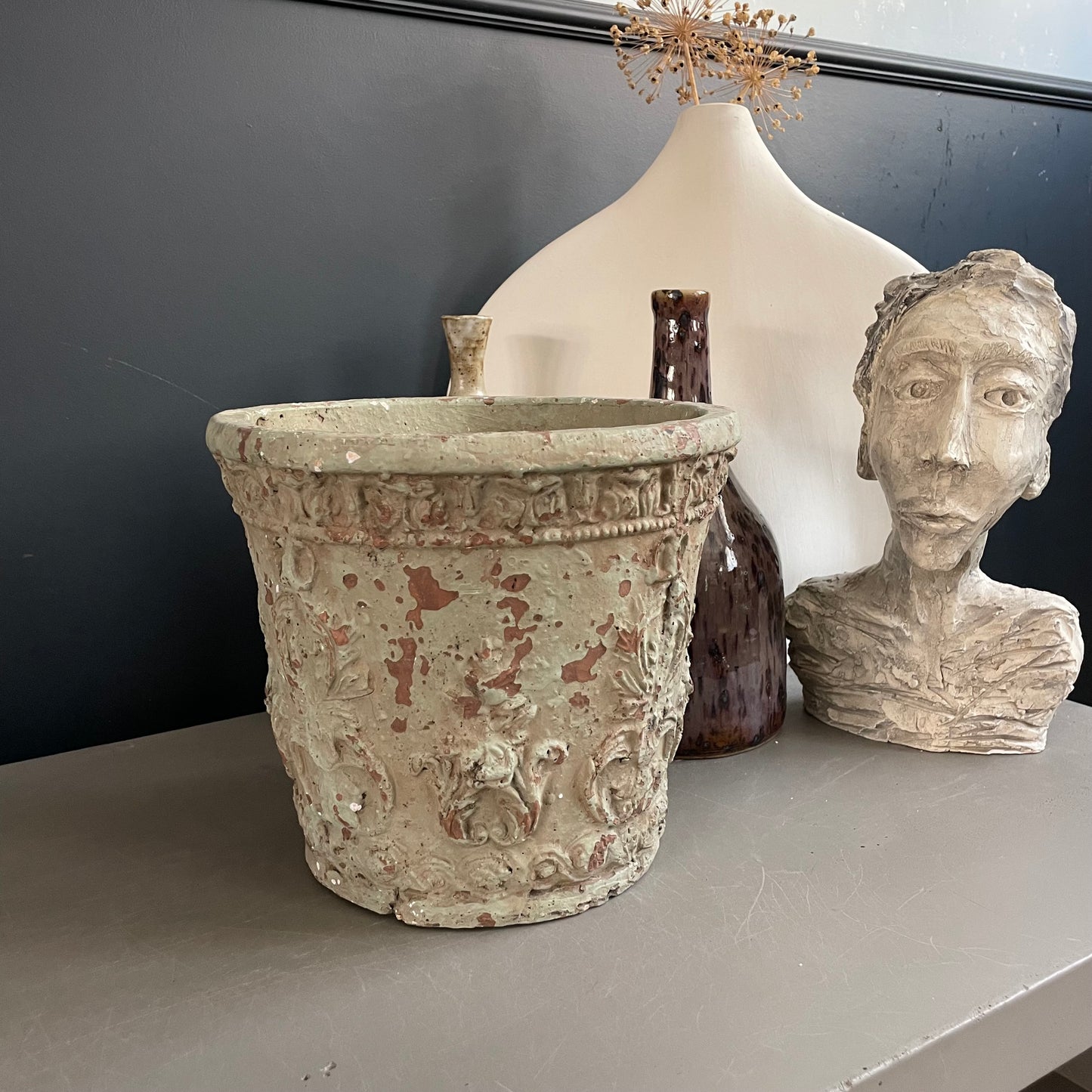 Cache-pot en terre cuite à motifs en relief - Ref 1208