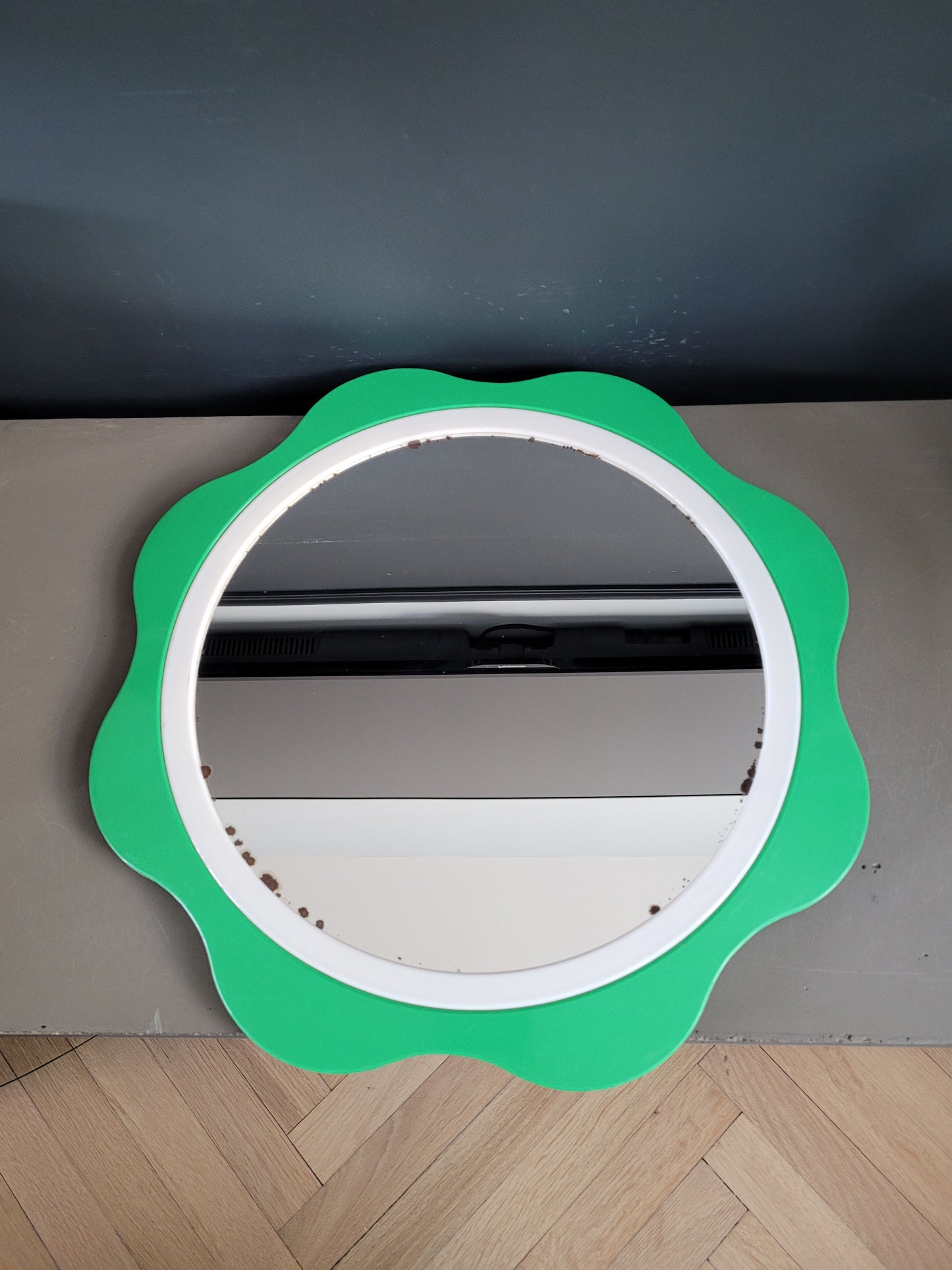 Miroir flower plastique du designer finlandais Makisen Kuvastin - Ref 508
