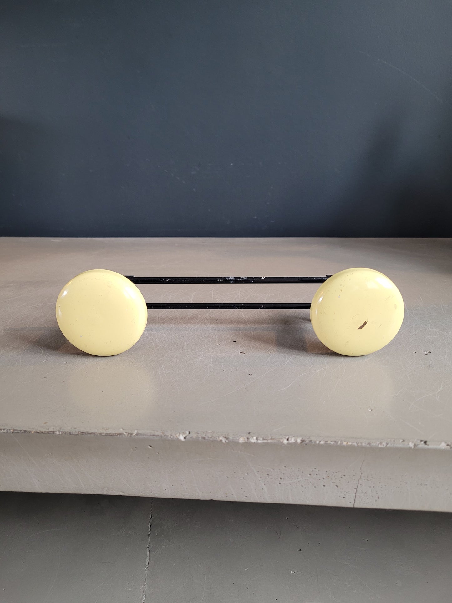 Porte-manteau mural 2 patères années 60 jaune - Ref 289