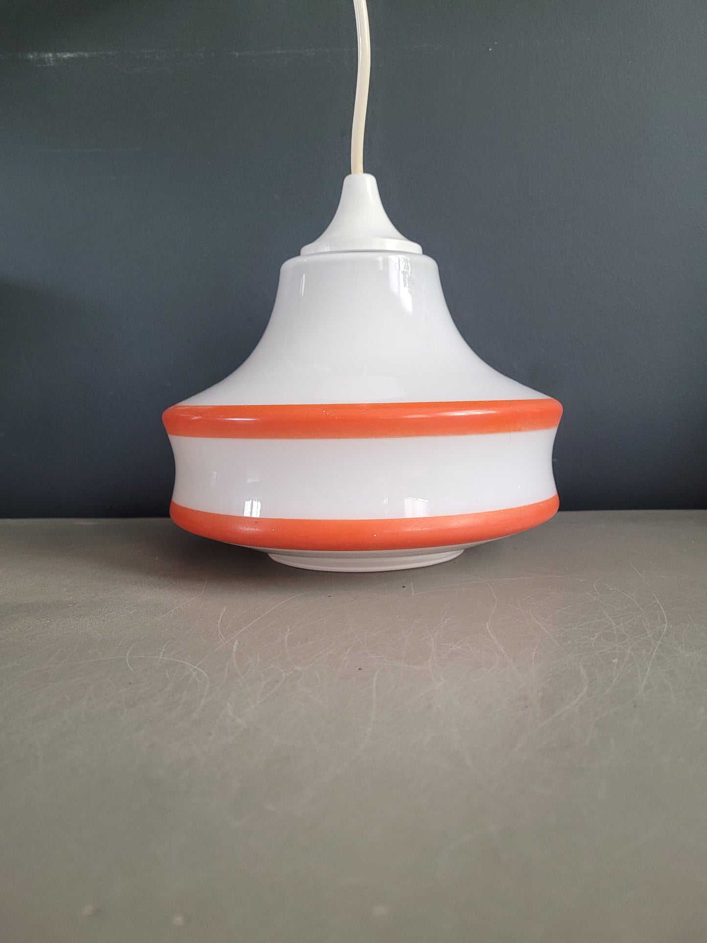 Suspension vintage en verre opaline avec décor orange - Ref 317