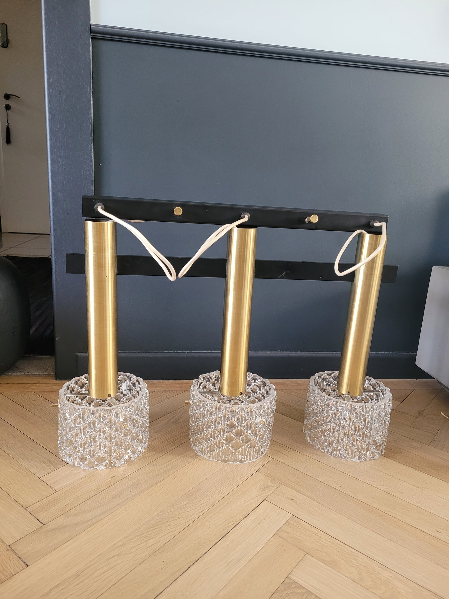 Lustre 3 feux suspension cascade vintage en verre moulé et laiton - Ref 307