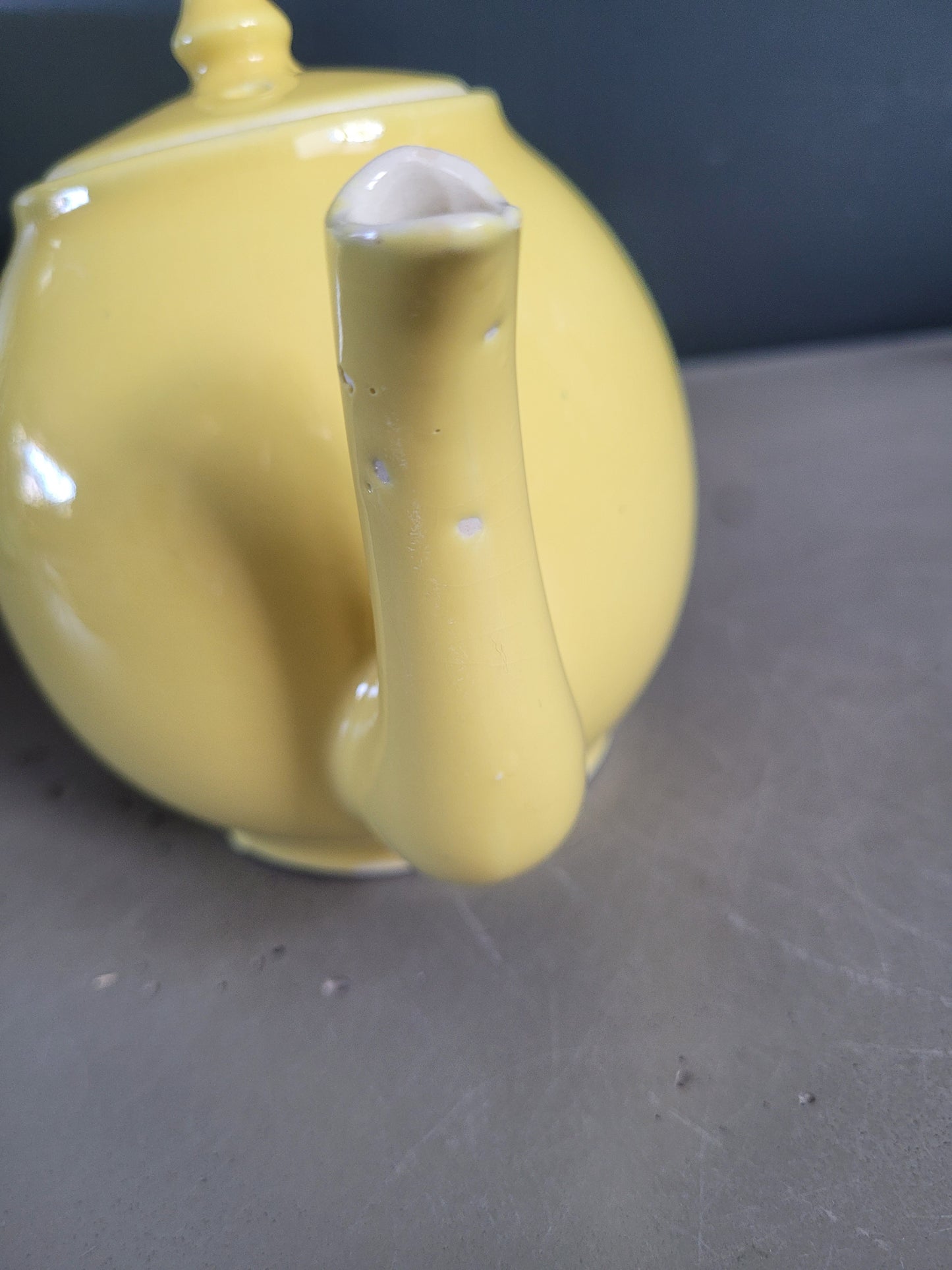 Théière ancienne jaune en porcelaine - 0,7L - Ref 890