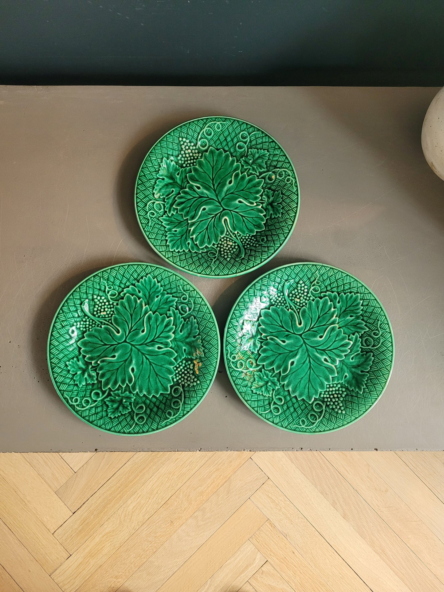 3 assiettes en barbotine verte - Ref 153