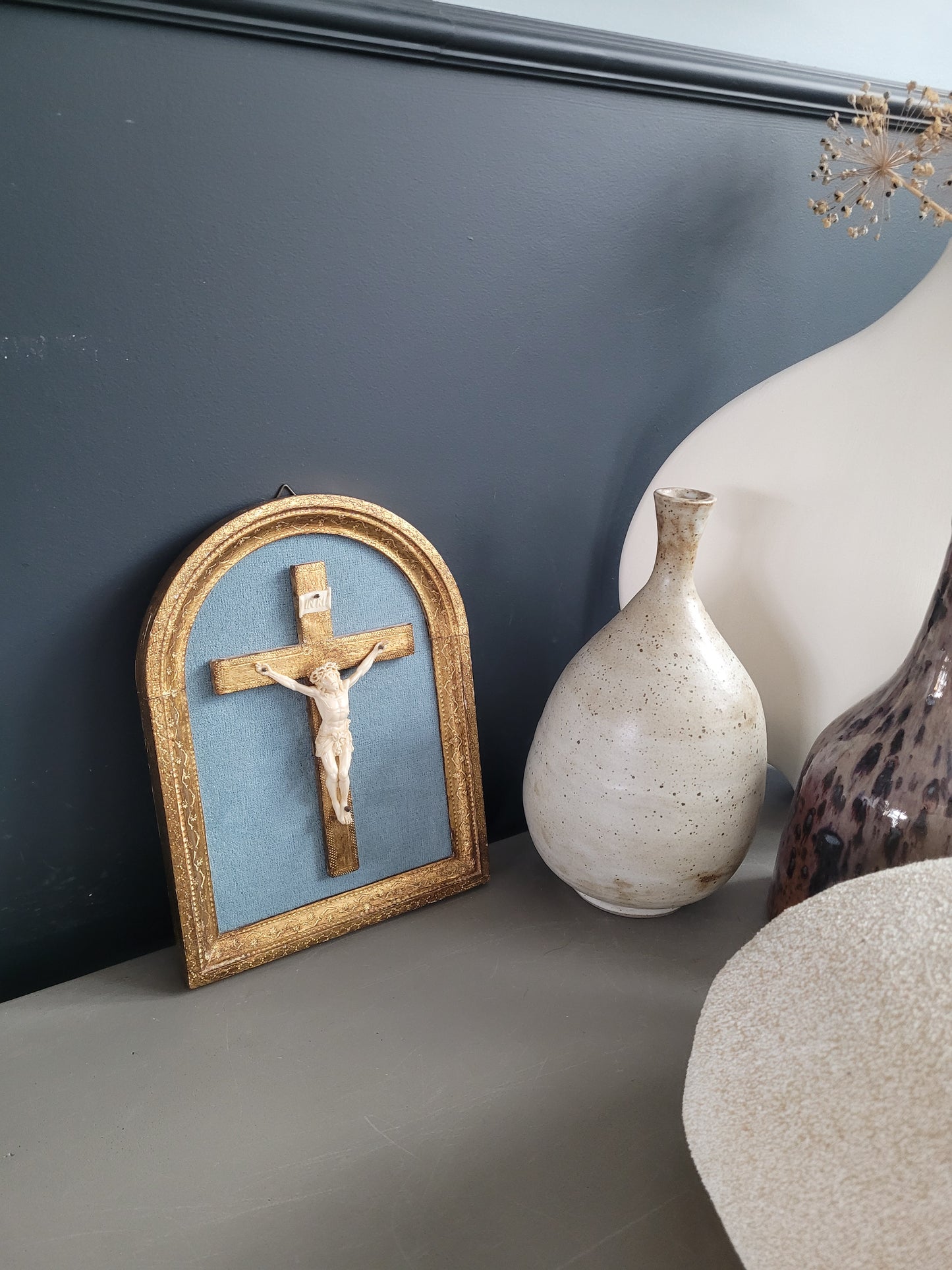 Crucifix encadré cadre doré et velours turquoise - Ref 1036