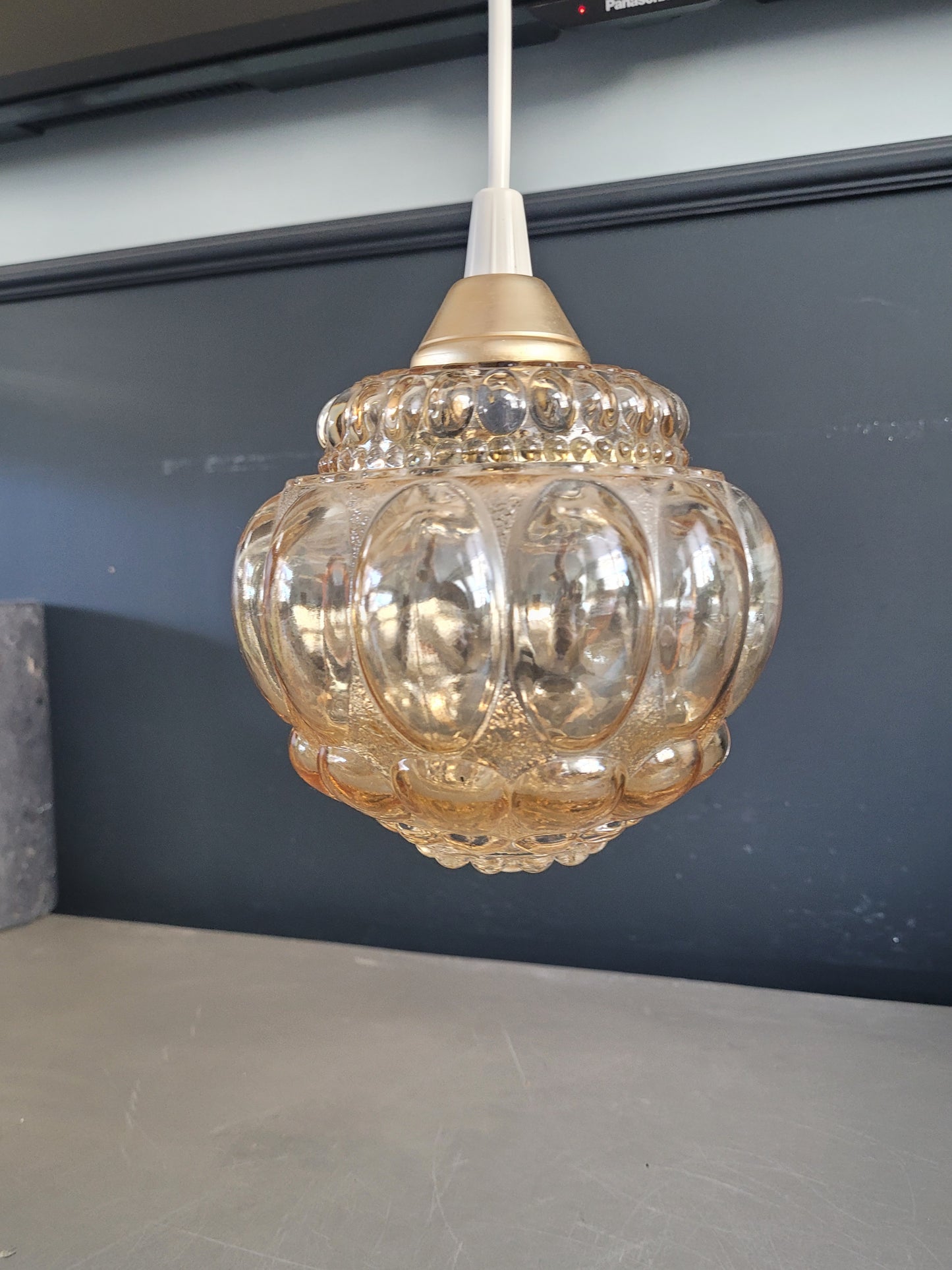 Suspension vintage en verre moulé ambré - Ref 888