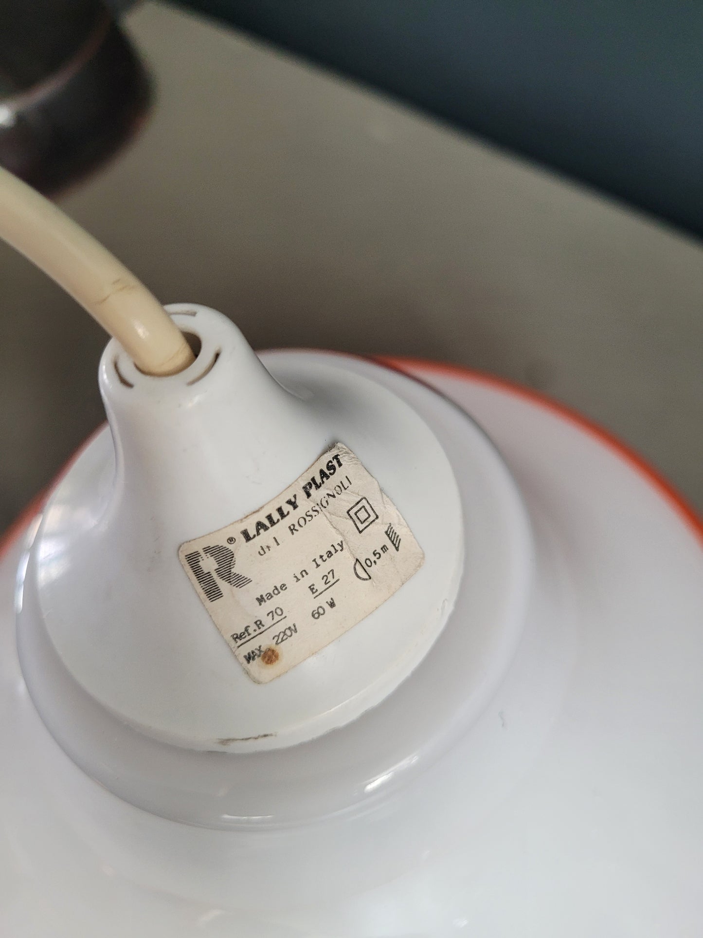 Suspension vintage en verre opaline avec décor orange - Ref 317