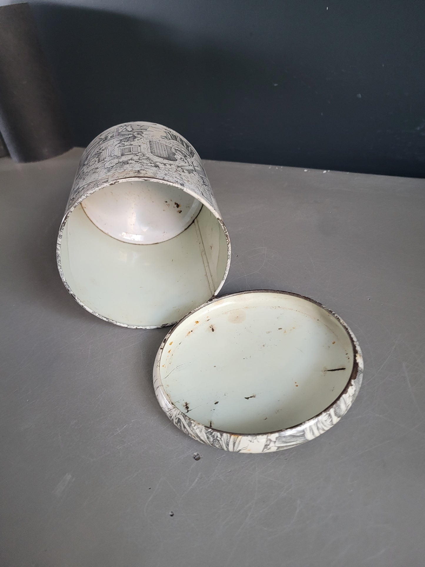 Boîte cylindrique en fer blanc motif Jouy - Ref 709