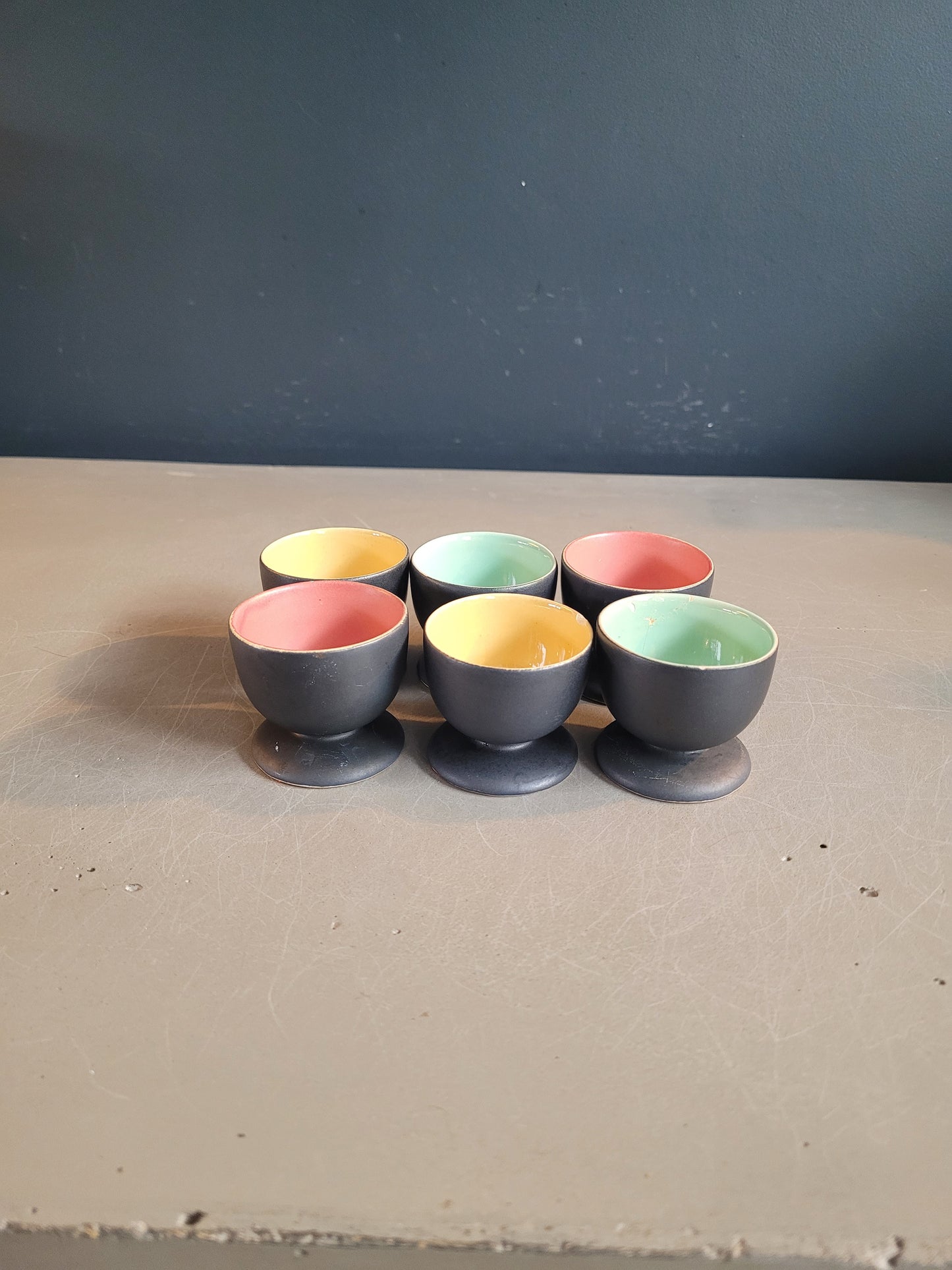 Lot de 6 coquetiers noir et couleur en céramique - Ref 615