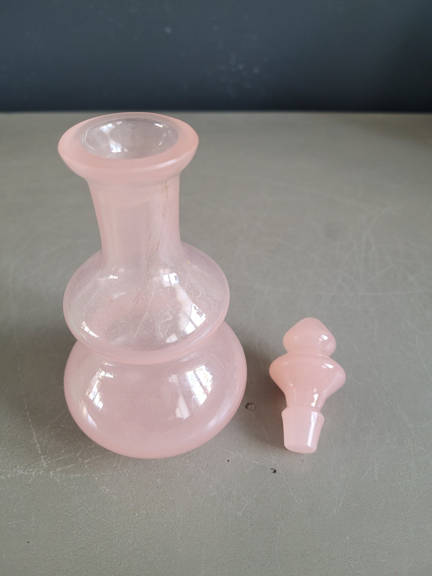 Lot de 2 flacons en verre opaline- Ref 424