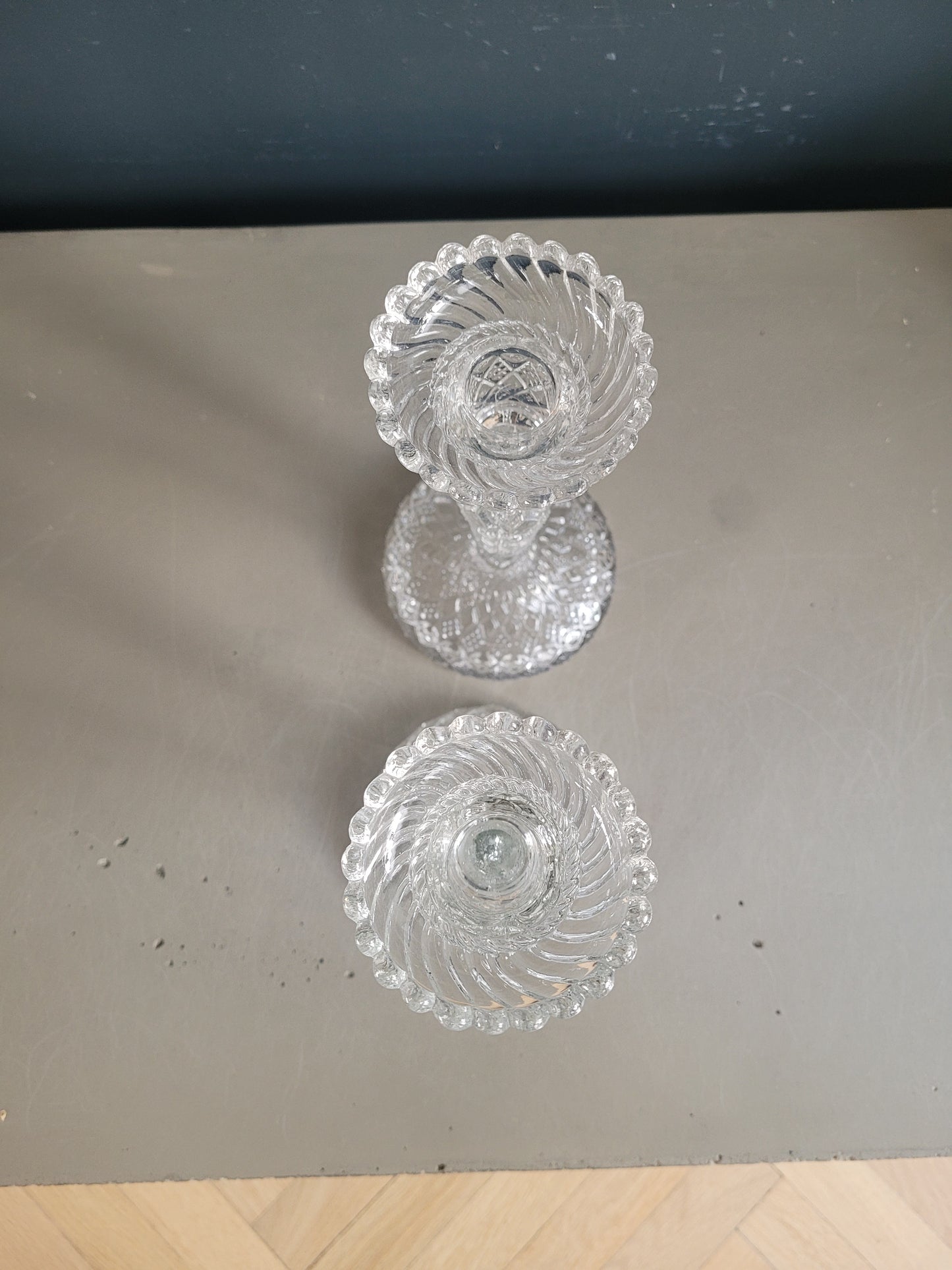 Paire de bougeoirs anciens en verre moulé- Ref 388