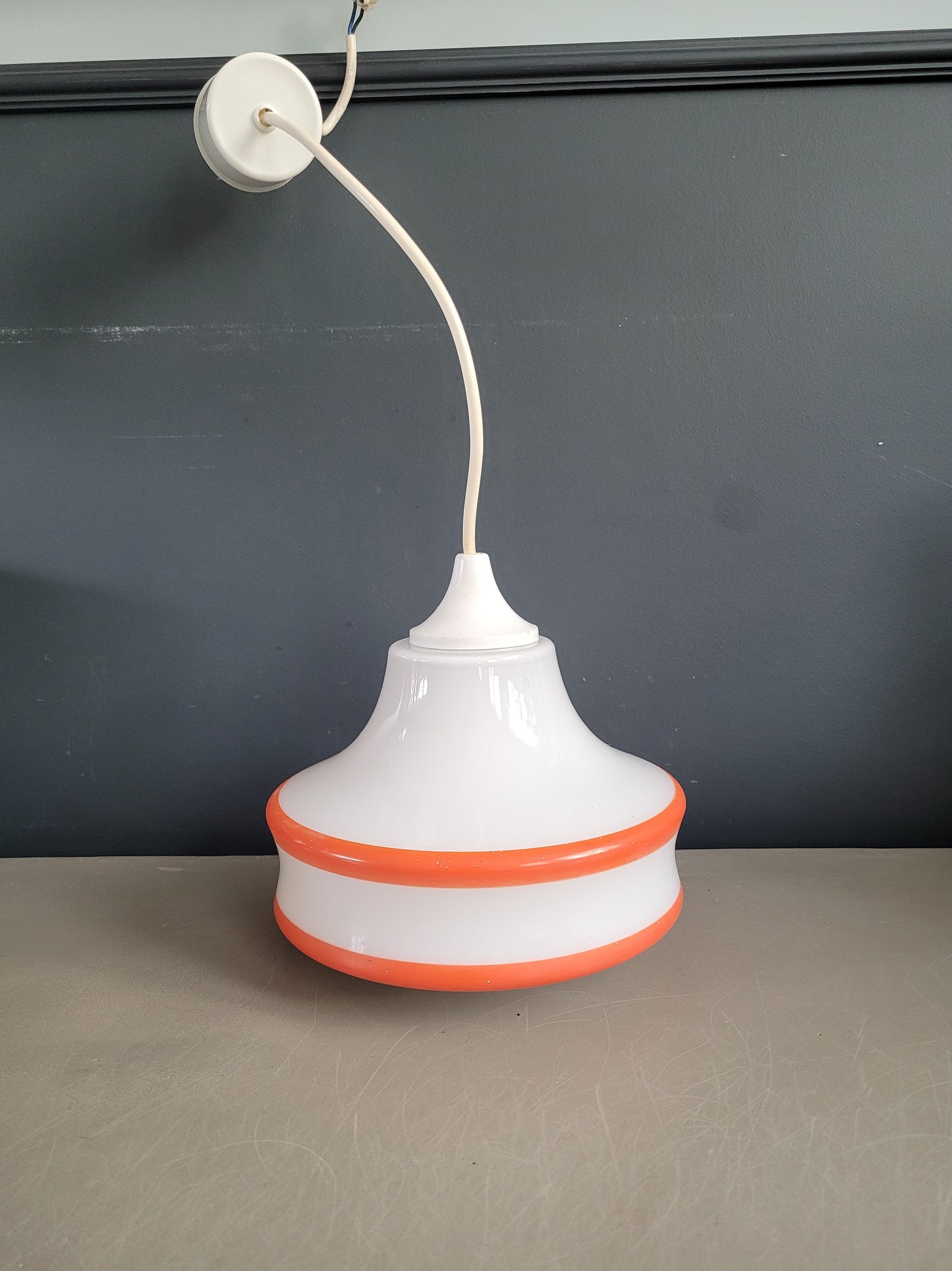 Suspension vintage en verre opaline avec décor orange - Ref 317