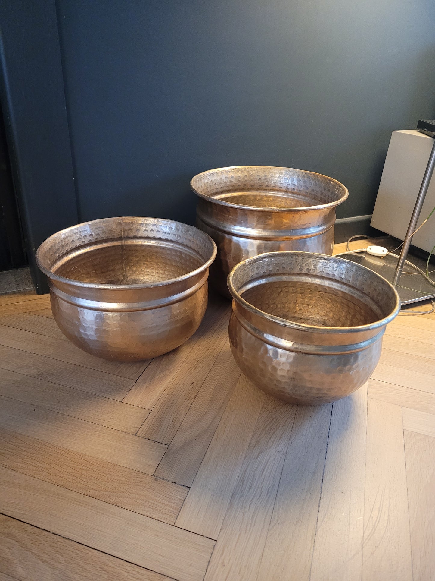 Cache-pots gigogne en métal doré martelé- Ref 633