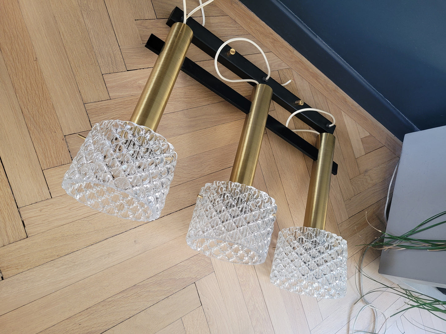 Lustre 3 feux suspension cascade vintage en verre moulé et laiton - Ref 307