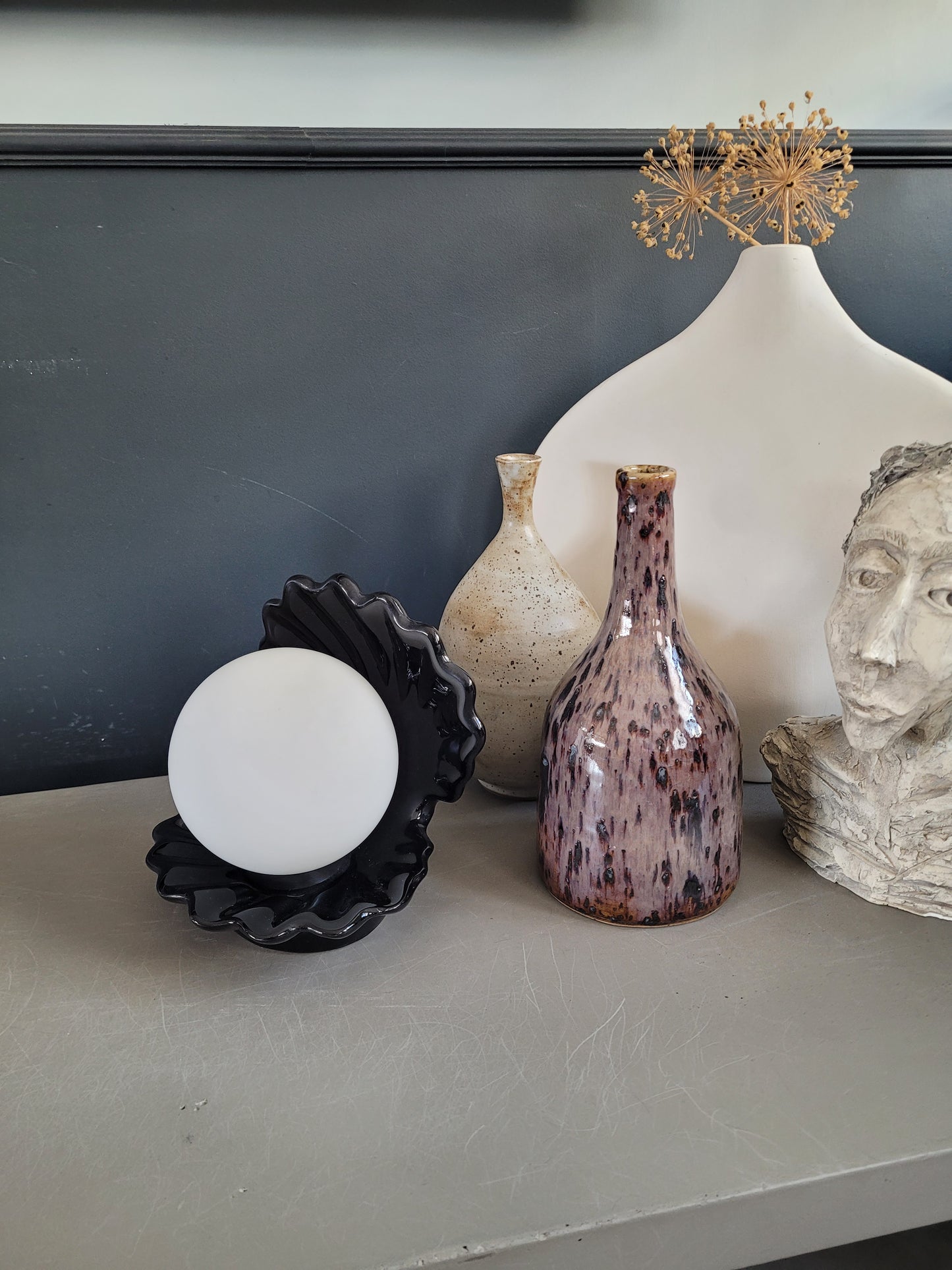 Lampe coquillage vintage en porcelaine noire globe opaline - Ref 896