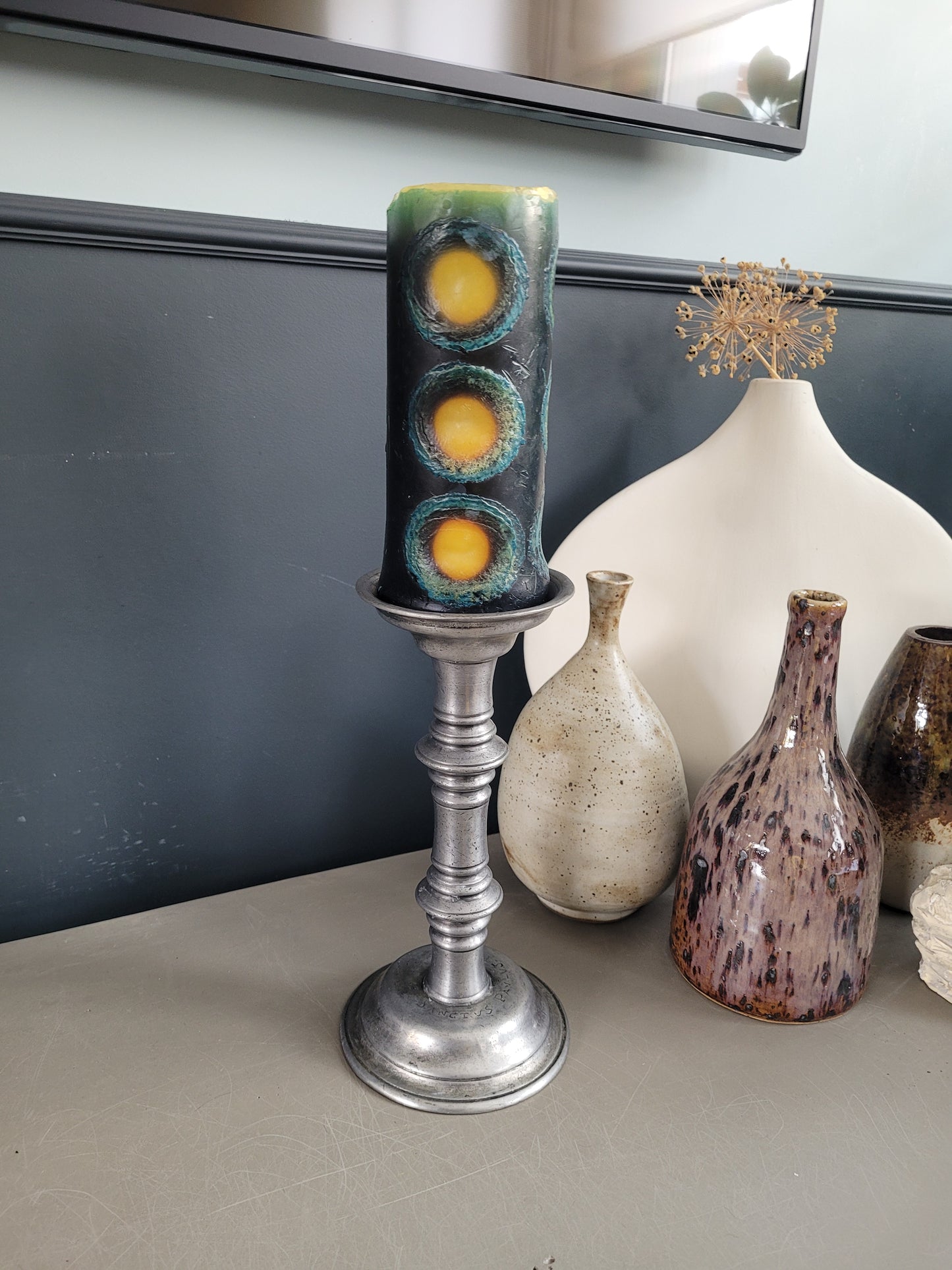 Paire de bougeoirs liturgiques en étain gravés et poinconnés - Ref 482