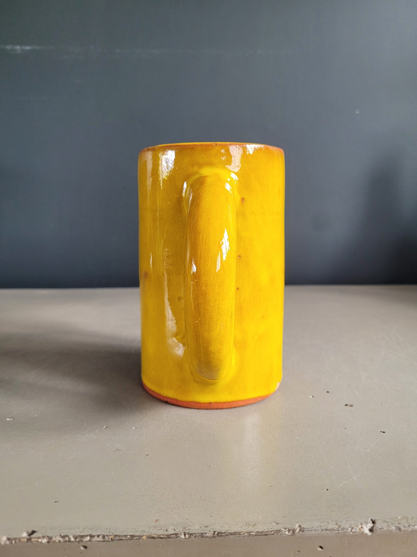 Mug en terre cuite vernissée moutarde signé / tasse - Ref 370