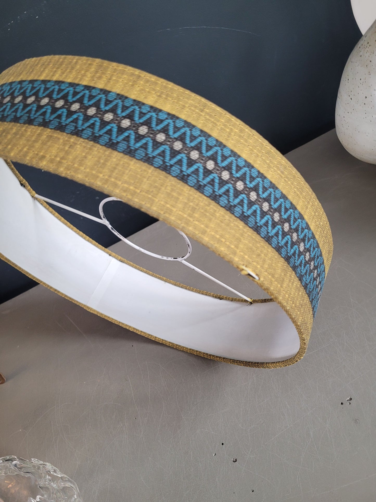 Suspension vintage globe en verre moulé et abat-jour- ref 619