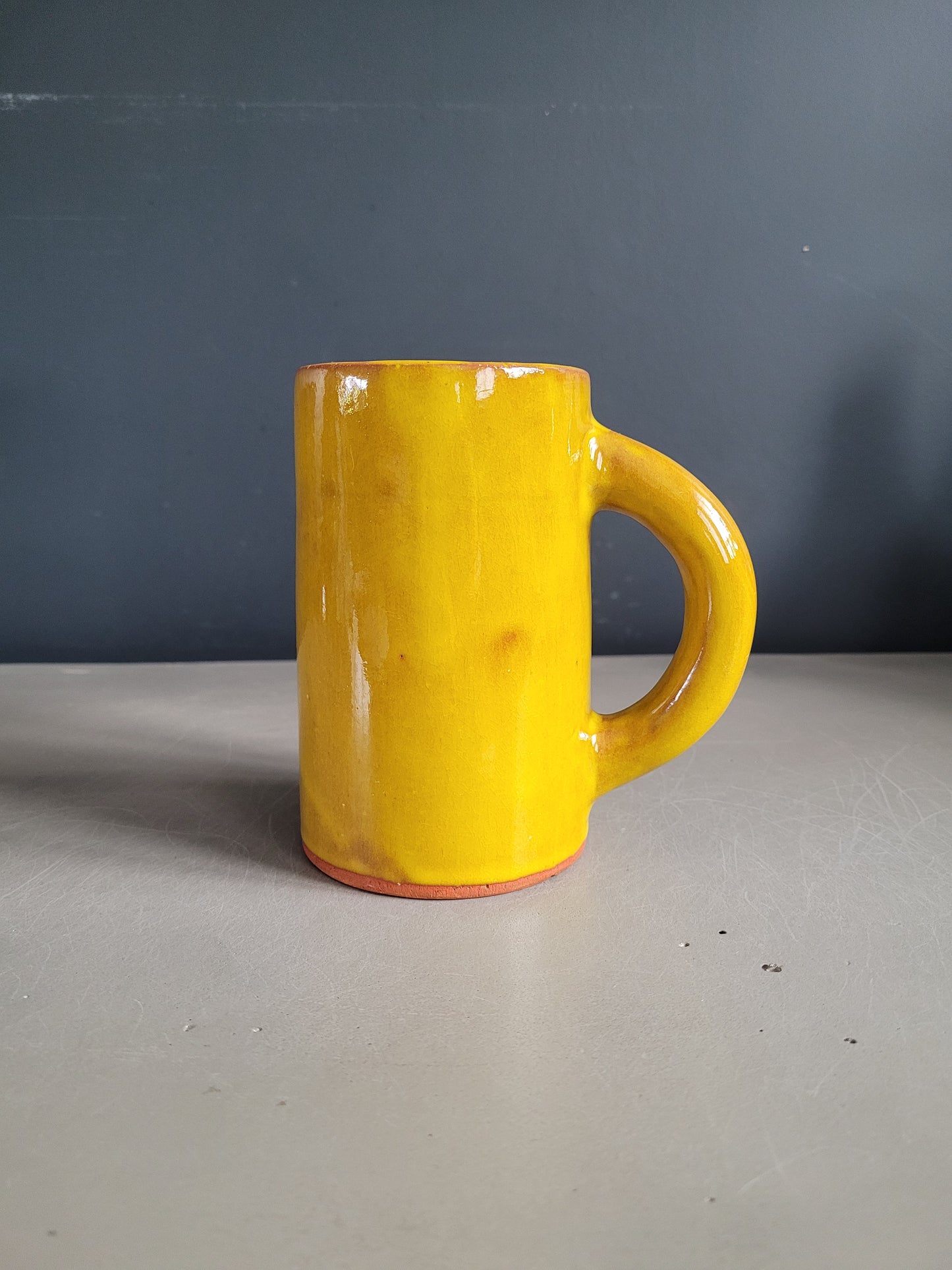 Mug en terre cuite vernissée moutarde signé / tasse - Ref 370