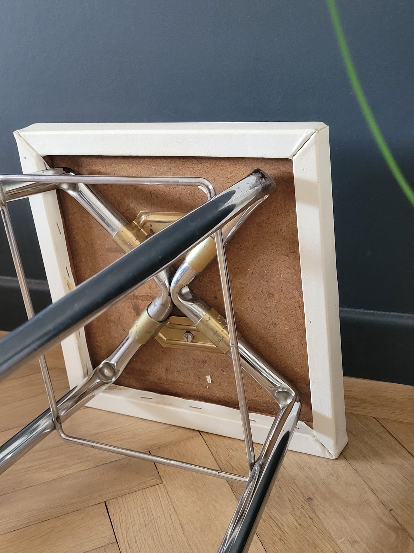 Tabouret vintage en Skaï et chrome- Ref 1017