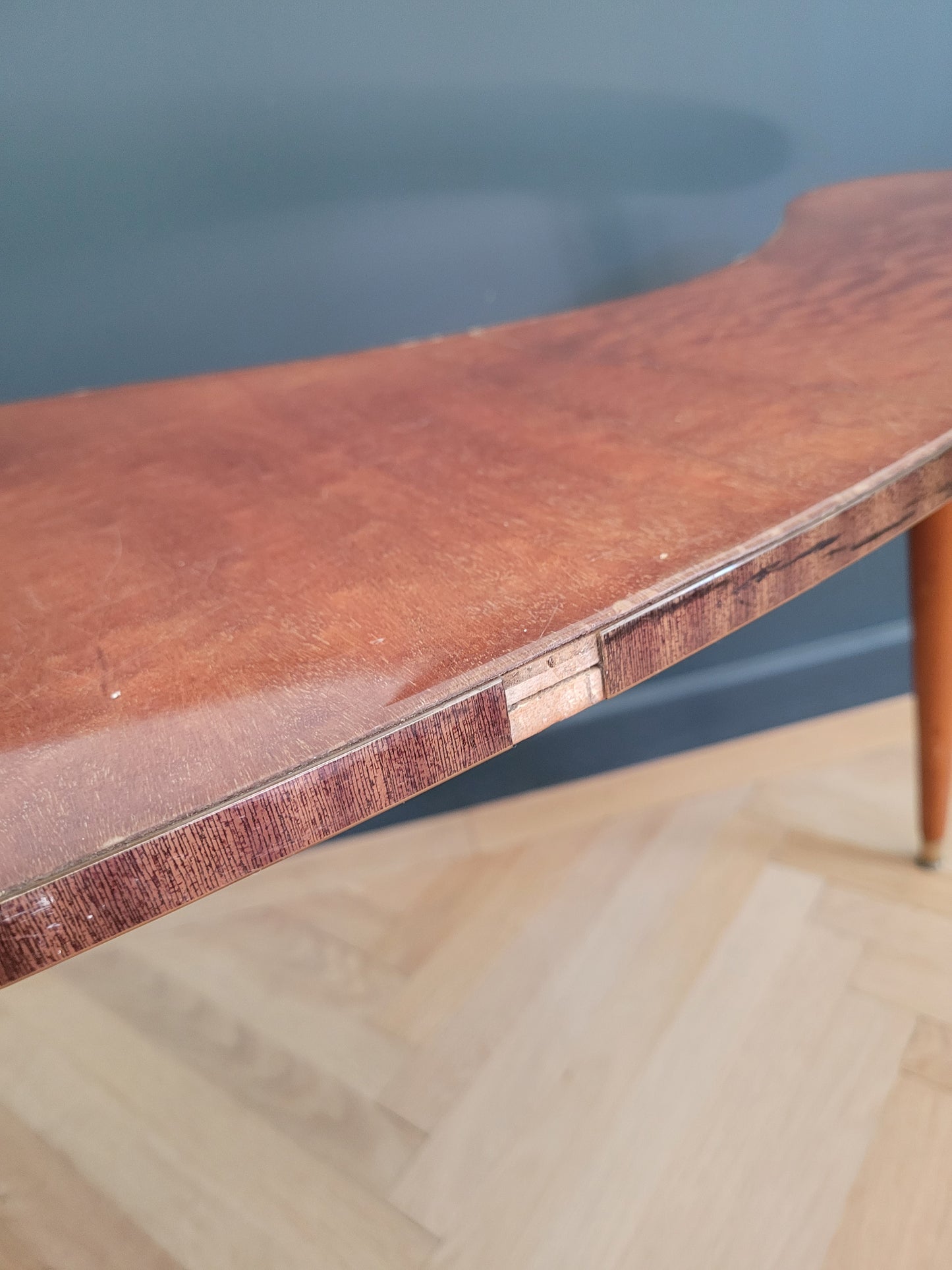 Table basse haricot années 50 en loupe d'orme - Ref 637