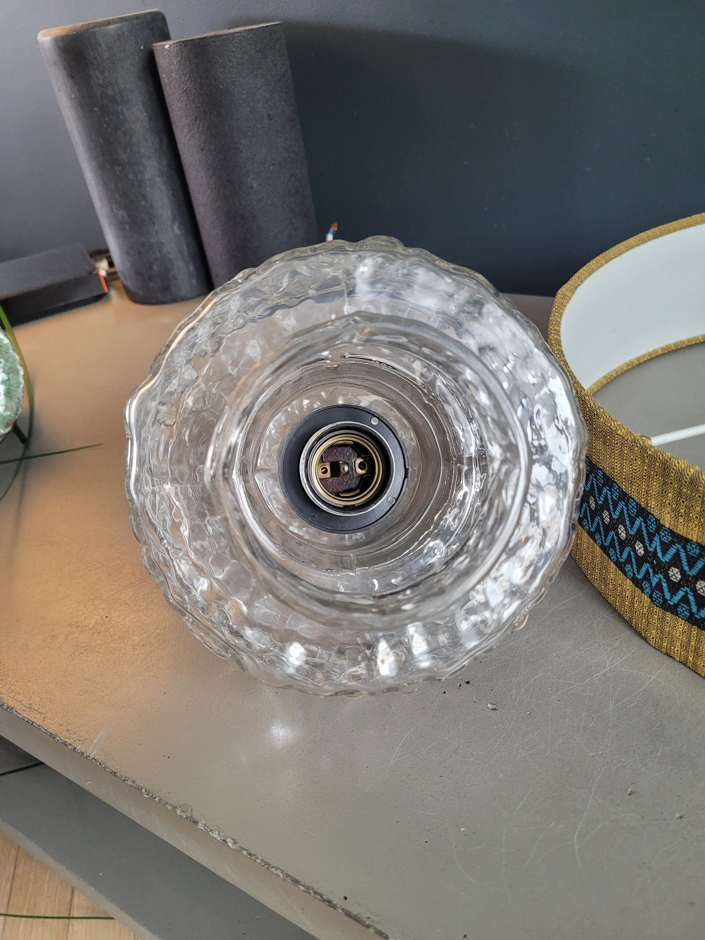 Suspension vintage globe en verre moulé et abat-jour- ref 619