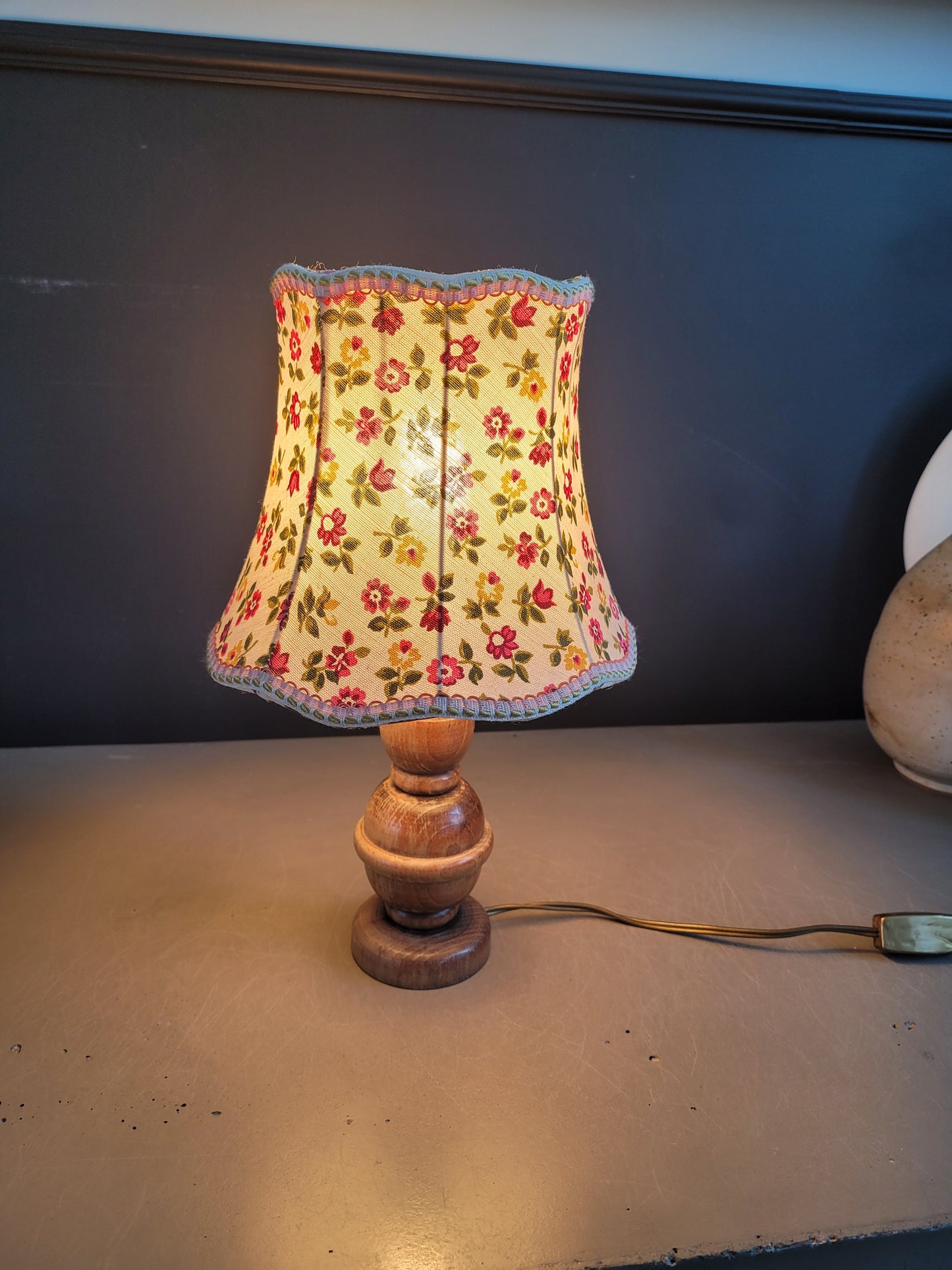 Lampe de chevet ancienne en bois avec abat-jour fleuri - Ref 444
