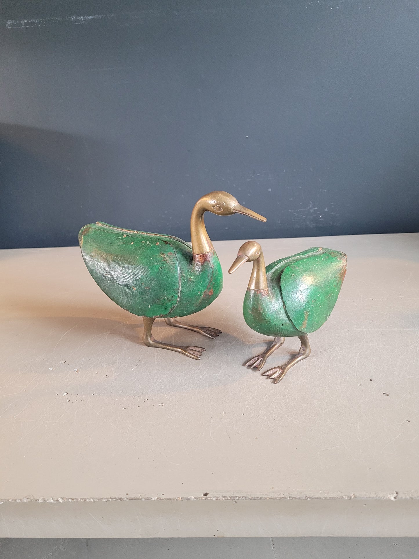 Paire d'oiseaux décoratifs en laiton et bois peint - Ref 635