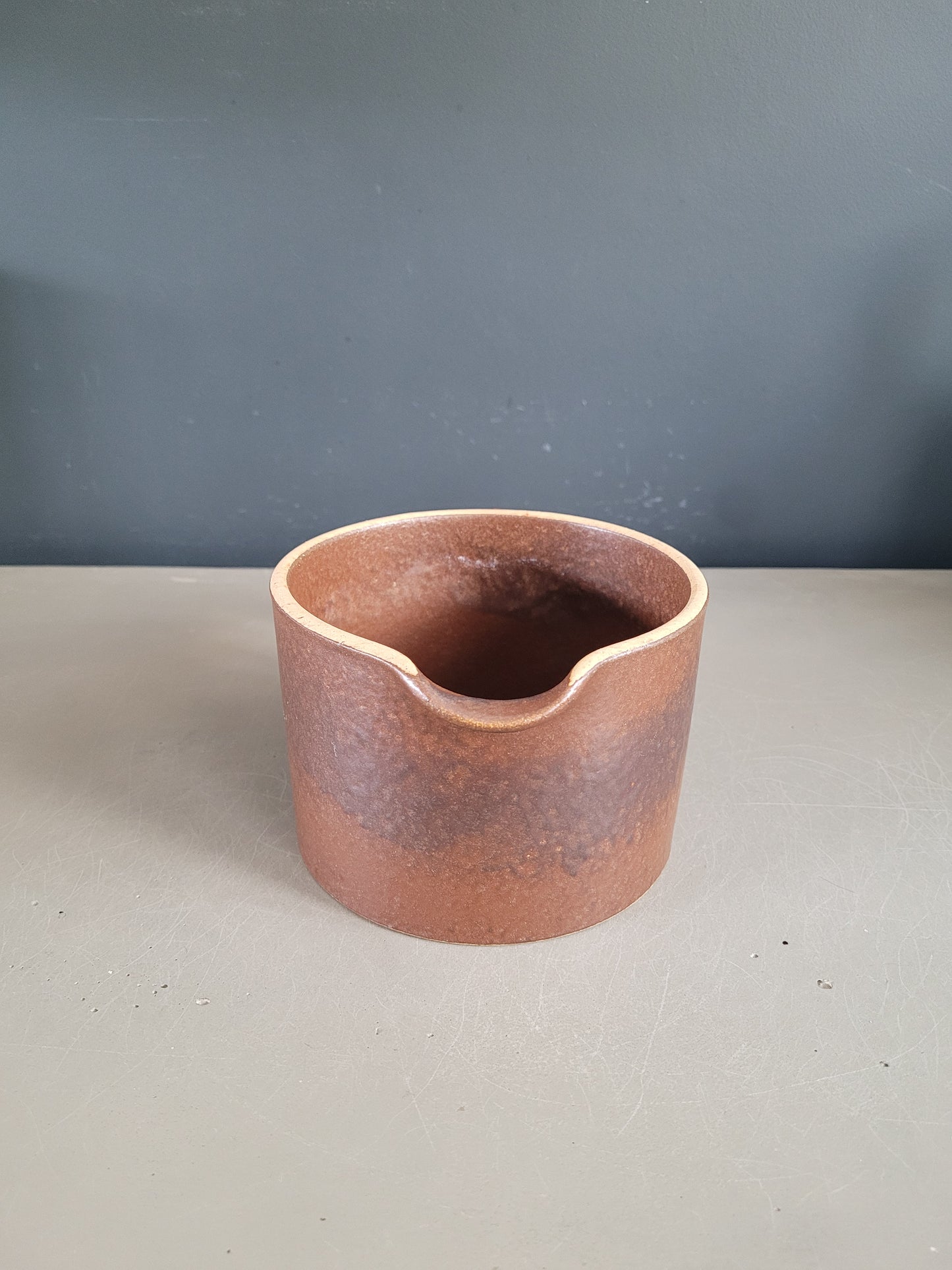 Pichet - pot à crème - en faience émaillée marron - Ref 506