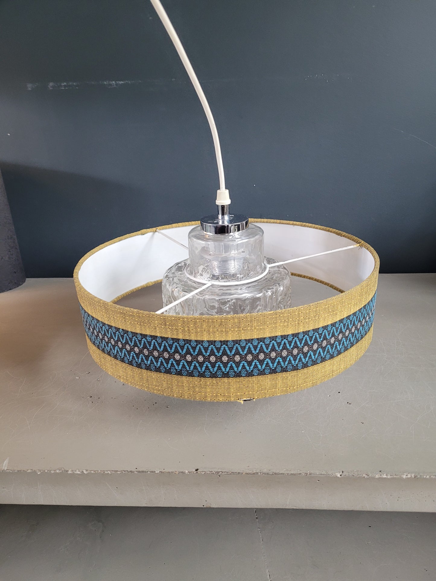 Suspension vintage globe en verre moulé et abat-jour- ref 619