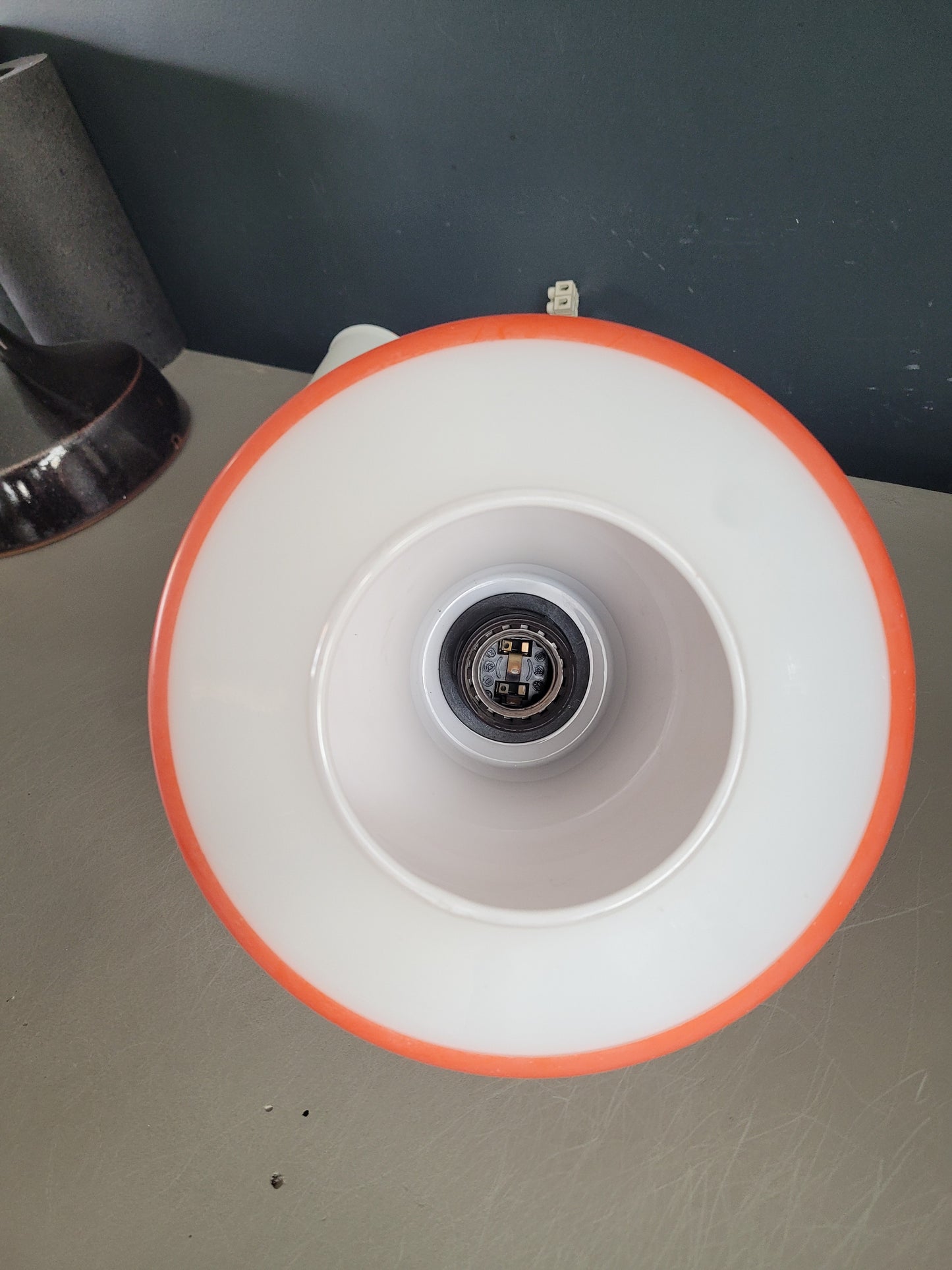 Suspension vintage en verre opaline avec décor orange - Ref 317