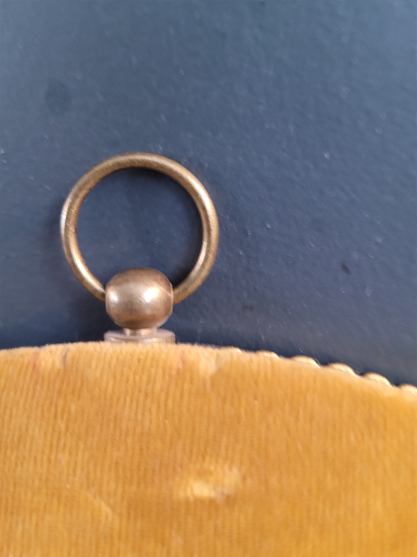 Miroir vintage avec cadre en velours moutarde - Ref 112