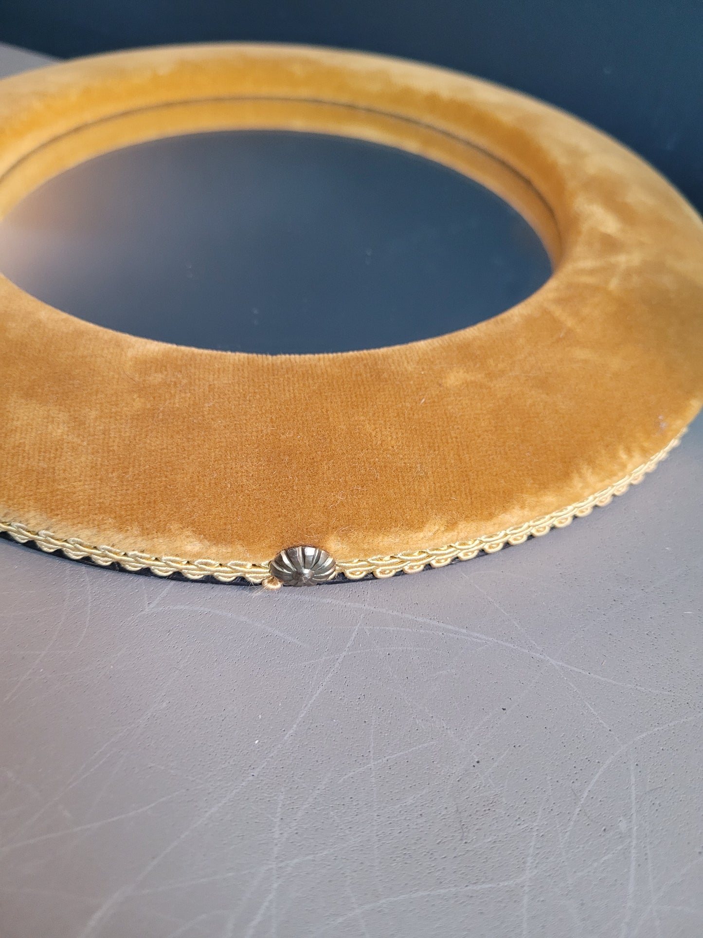 Miroir vintage avec cadre en velours moutarde - Ref 112