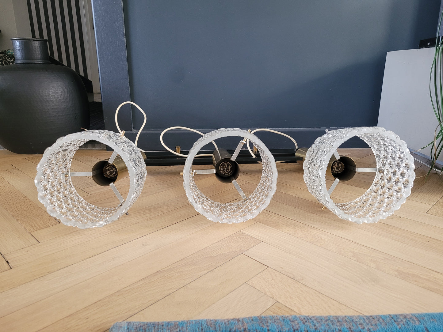 Lustre 3 feux suspension cascade vintage en verre moulé et laiton - Ref 307