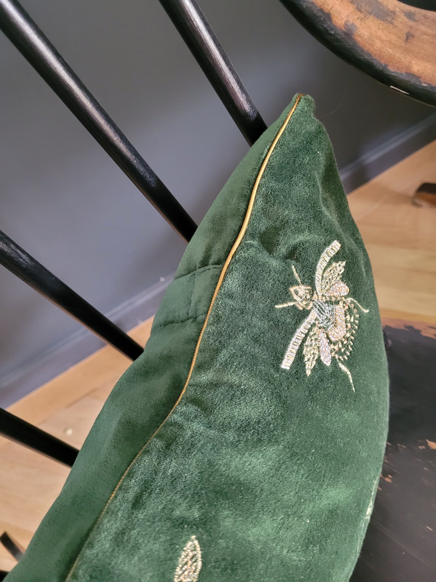 Coussin en velours motifs brodés abeilles- Ref 587