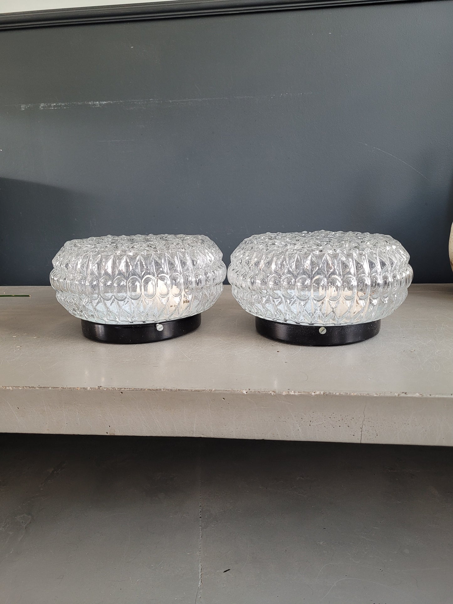 Paire de plafonniers en verre moulé - Ref 435