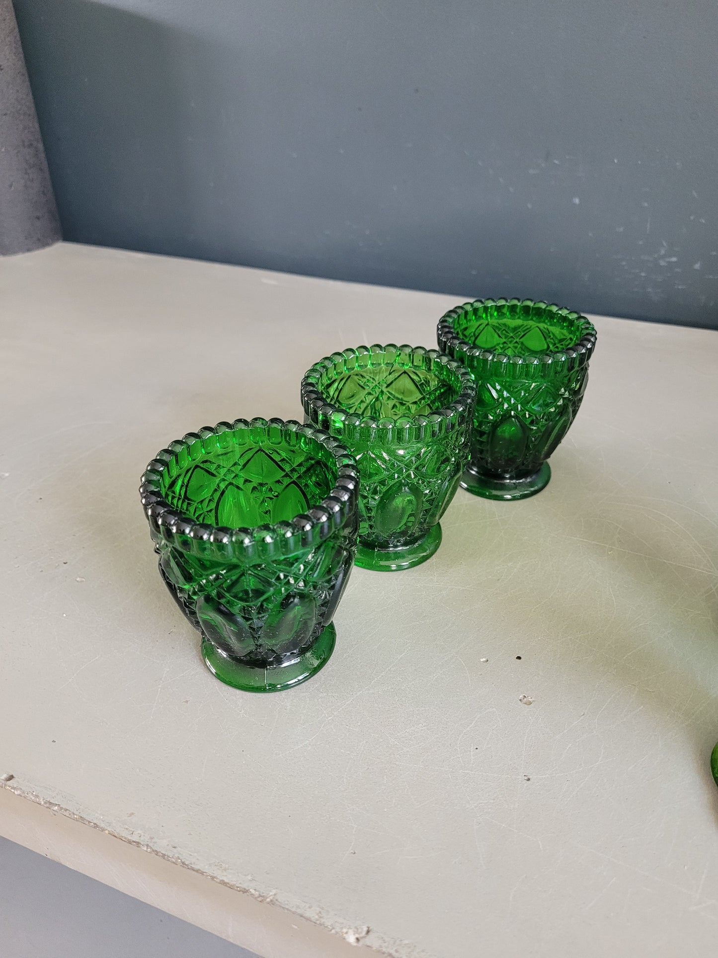 Ensemble de 6 verres en verre moulé vert - Ref 512