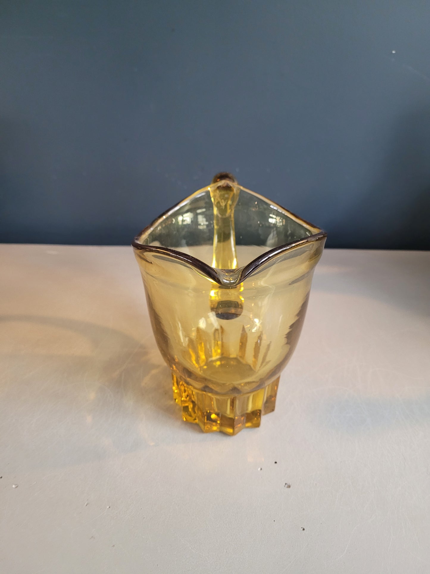 Pichet vintage en verre teinté jaune - Ref 154