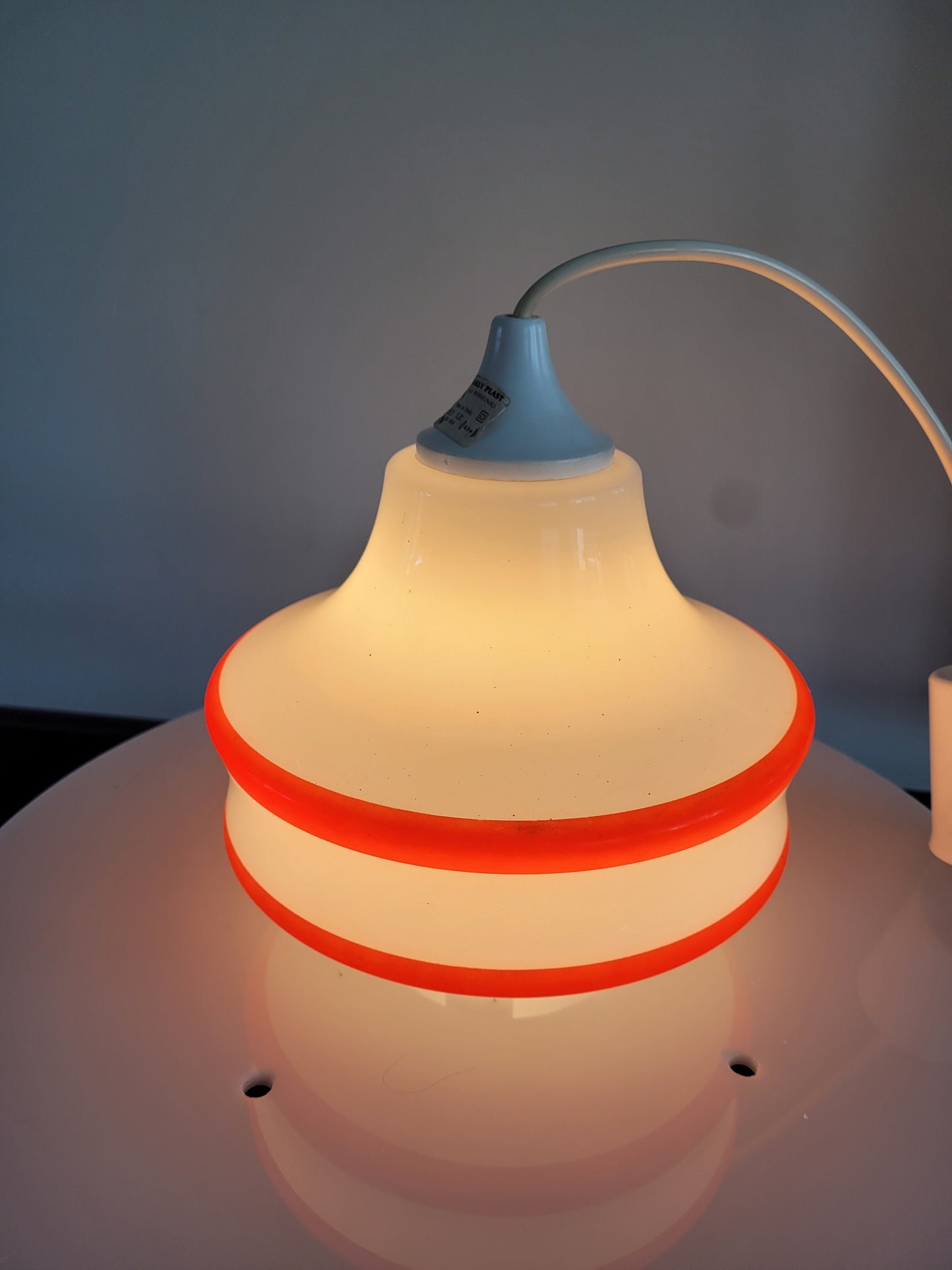 Suspension vintage en verre opaline avec décor orange - Ref 317