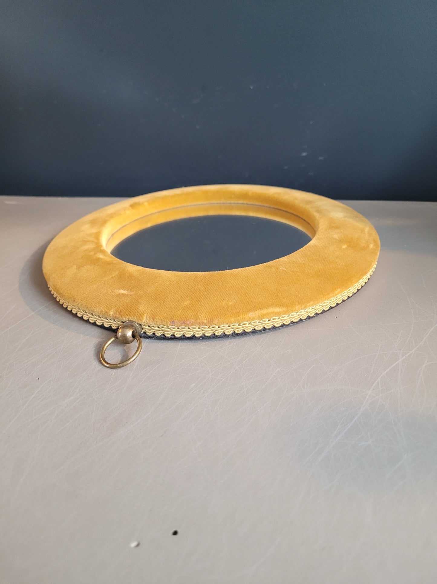 Miroir vintage avec cadre en velours moutarde - Ref 112
