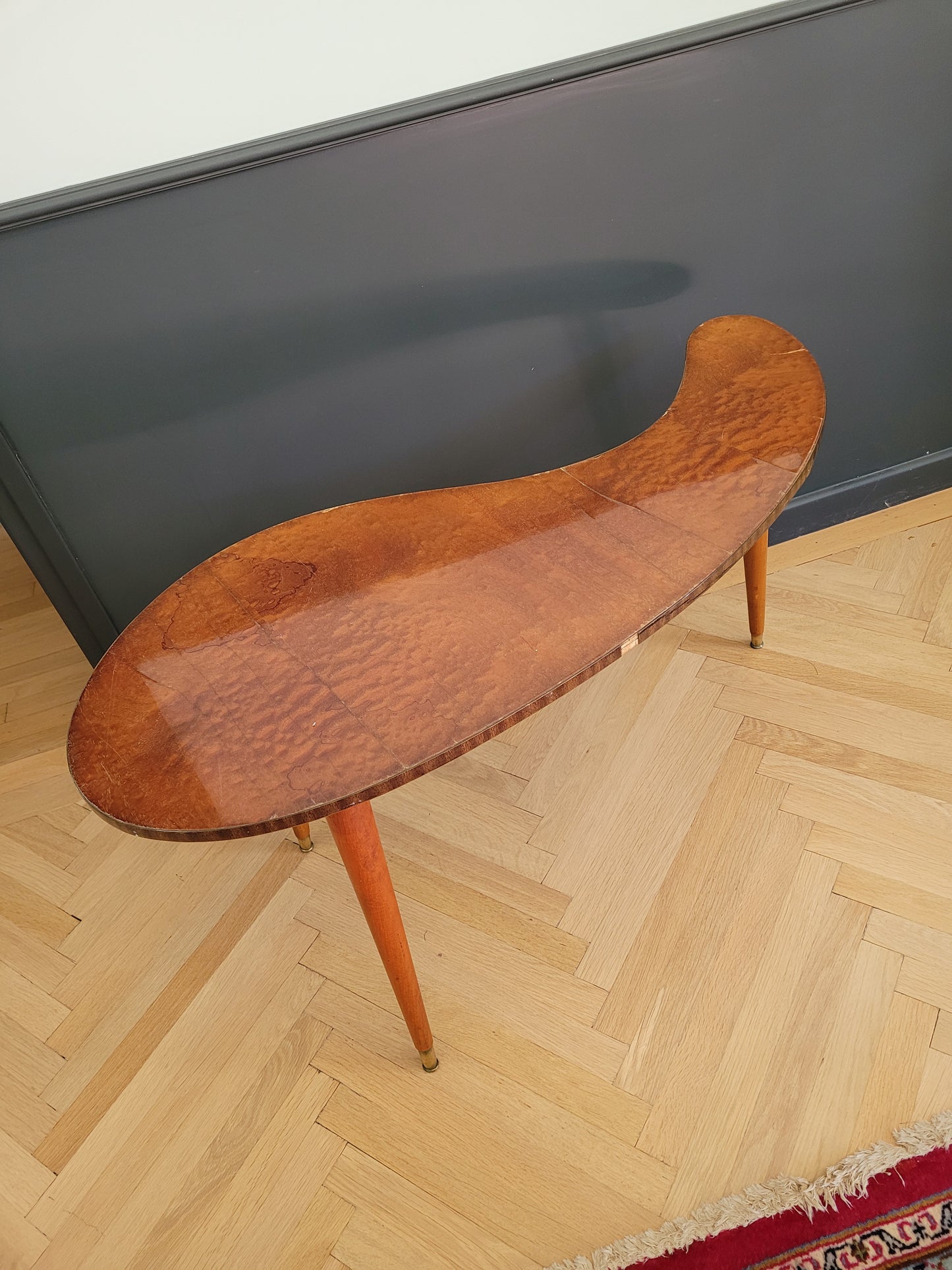 Table basse haricot années 50 en loupe d'orme - Ref 637