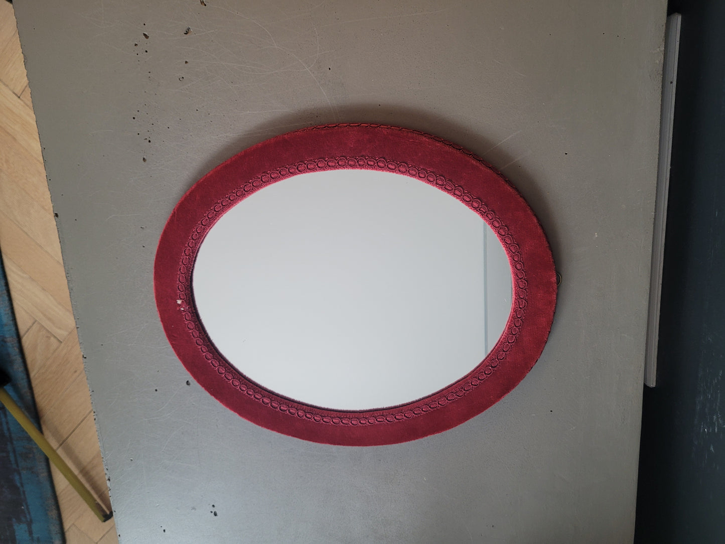 Miroir ancien en velours grenat- Ref 632