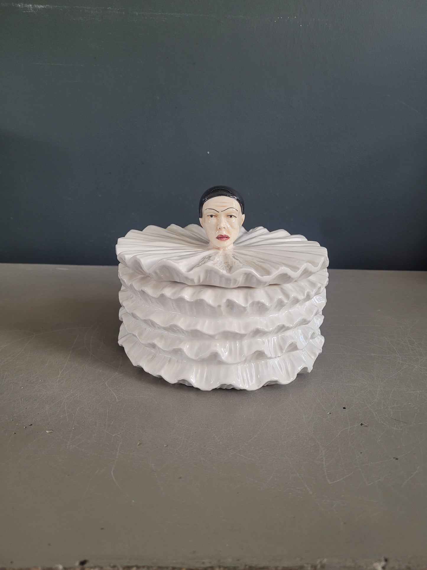 Bonbonnière Pierrot ancienne en porcelaine- Ref 606