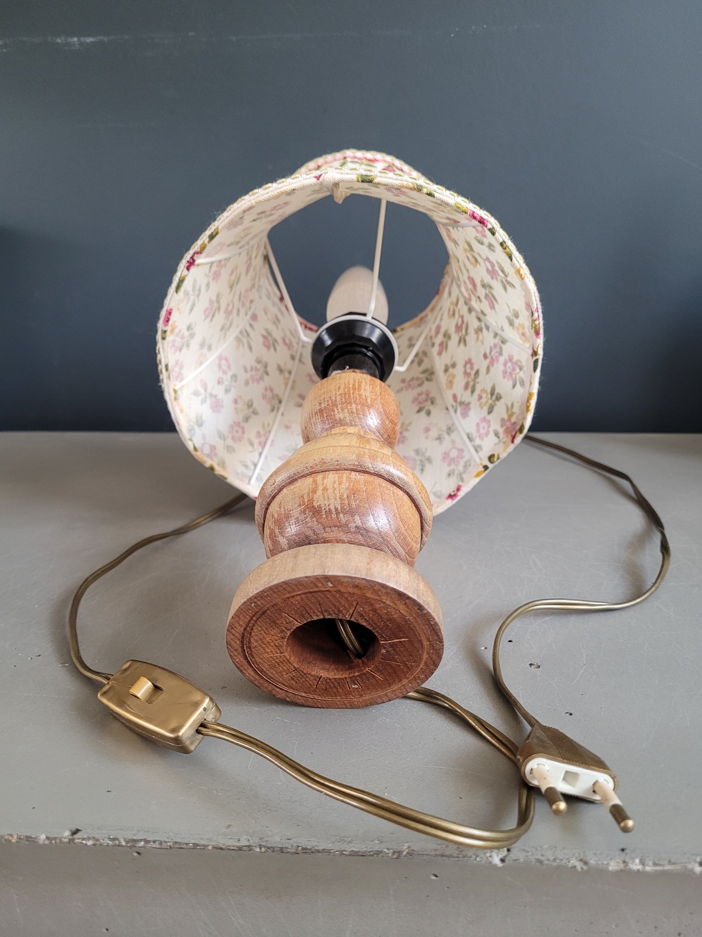 Lampe de chevet ancienne en bois avec abat-jour fleuri - Ref 444