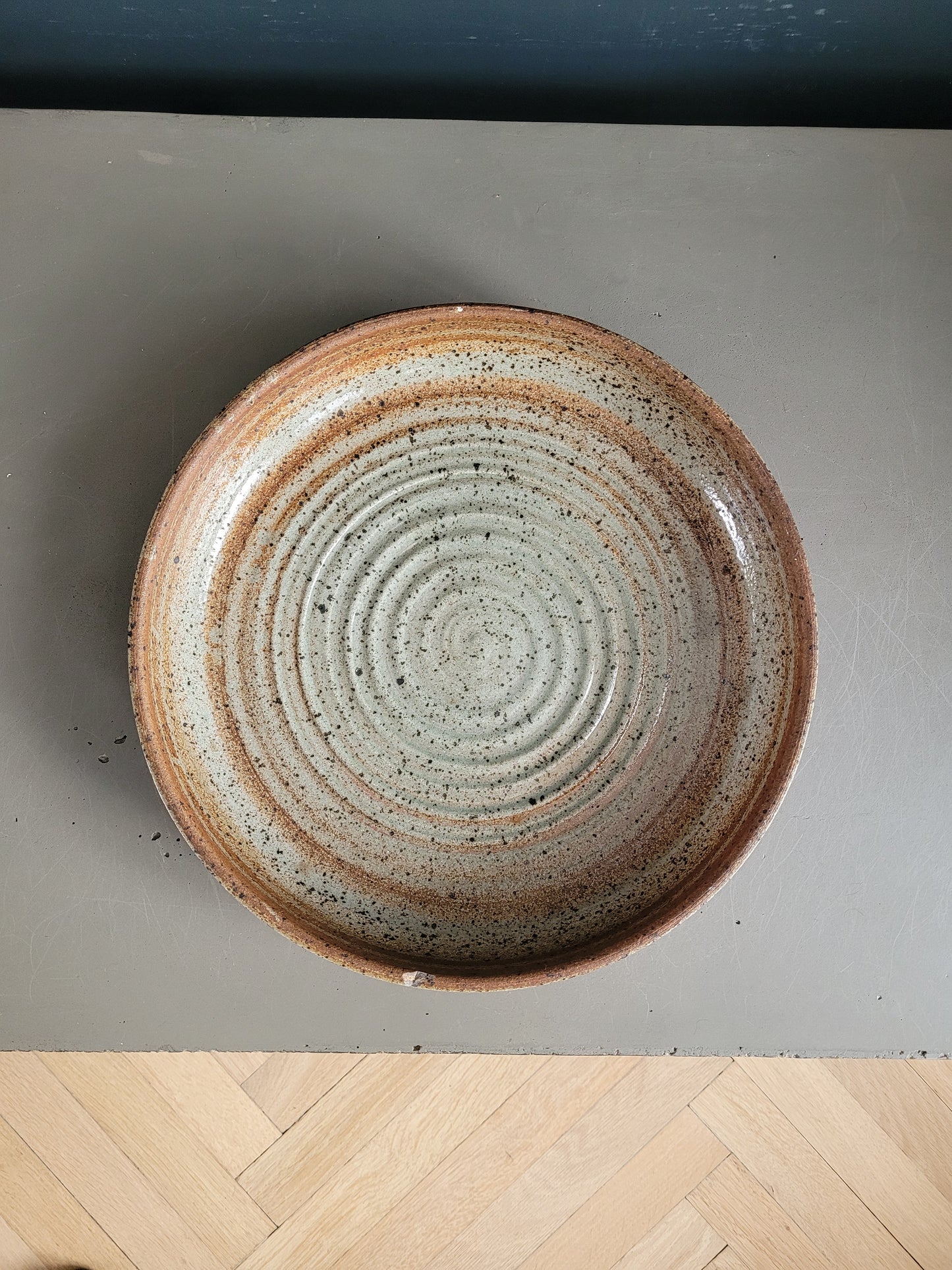Plat rond vintage en grès pyrité - Ref 476