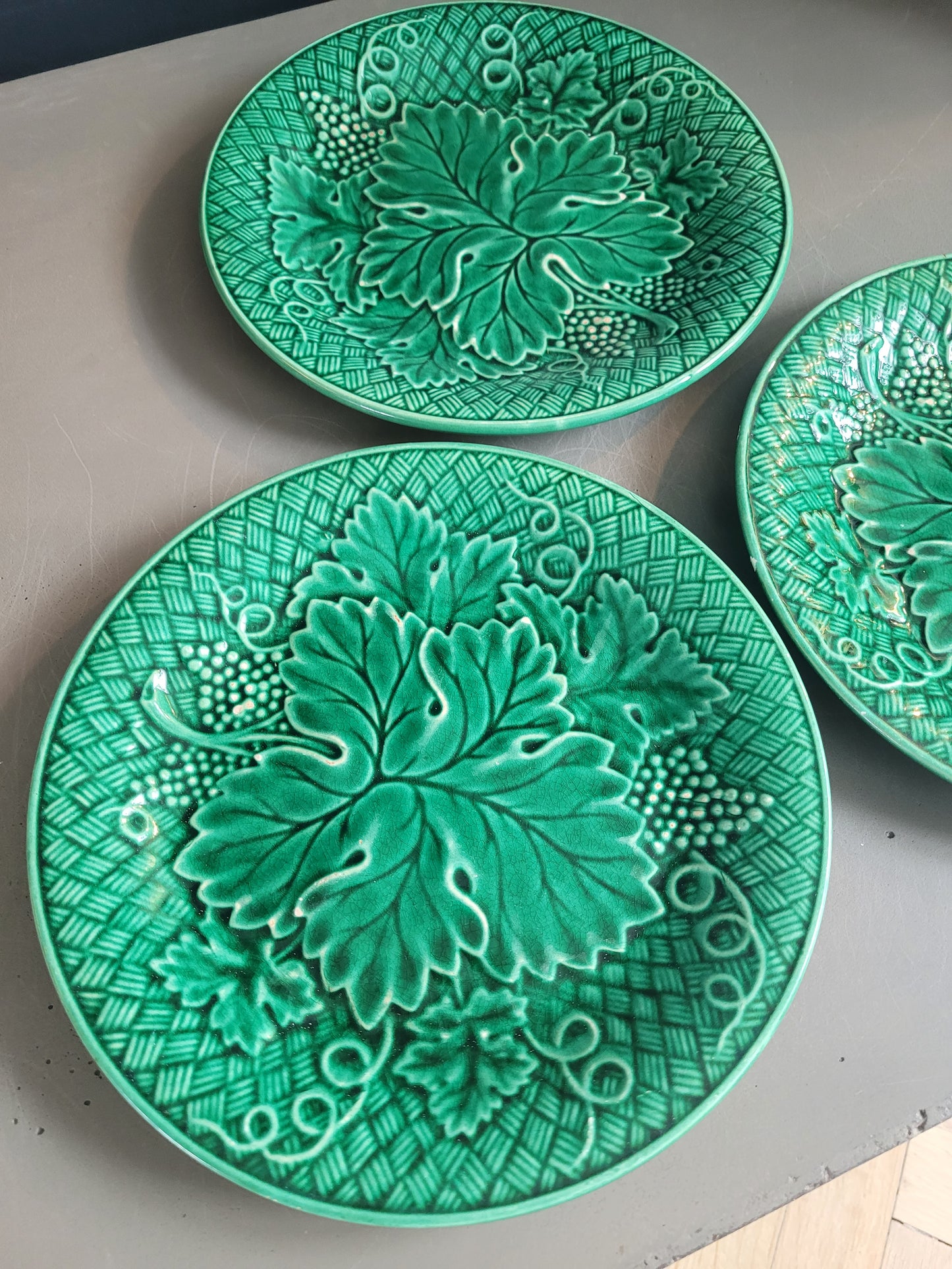 3 assiettes en barbotine verte - Ref 153
