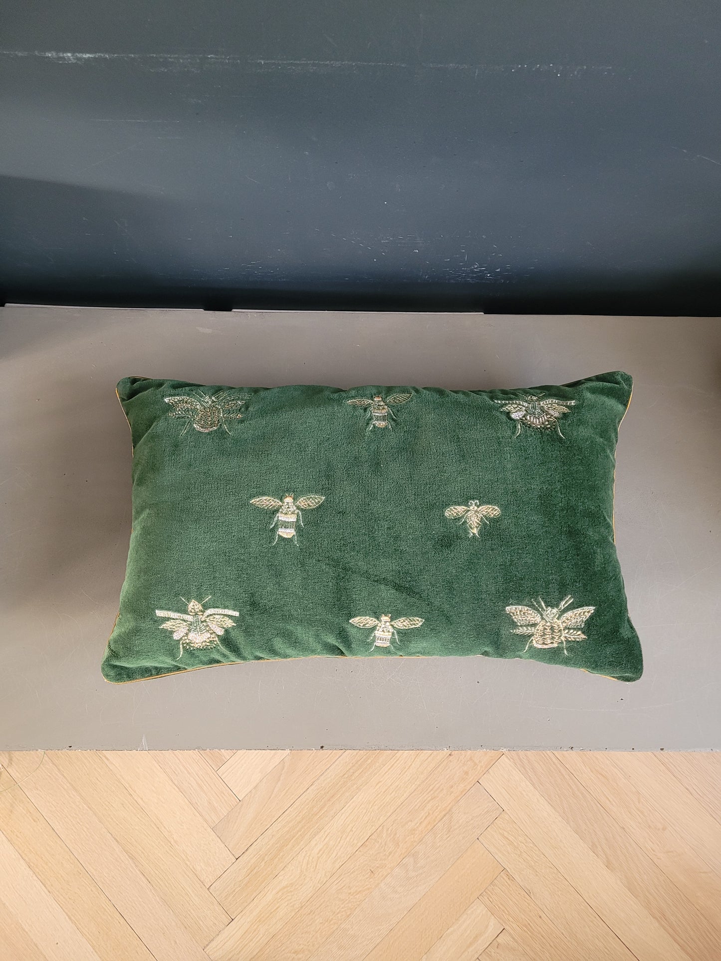 Coussin en velours motifs brodés abeilles- Ref 587