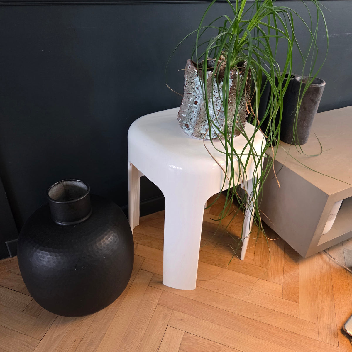 Tabouret - Bout de canapé en plastique blanc vintage - Ref 1412