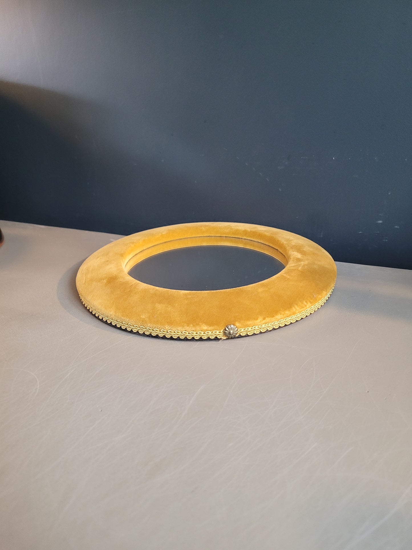 Miroir vintage avec cadre en velours moutarde - Ref 112